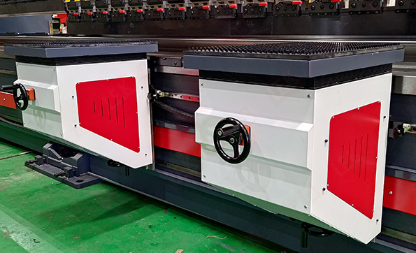 隨動(dòng)托料系統(tǒng)